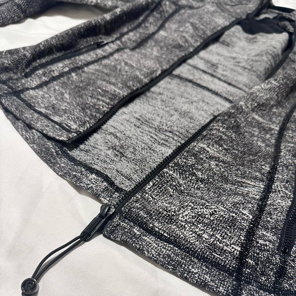 Lululemon Jacket. Size 4. - Picture 4 of 4